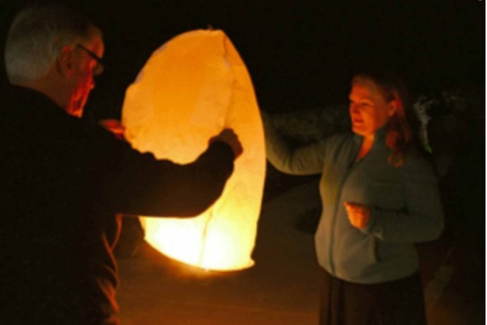 New Year's guests letting a balloon fly in Tuscany