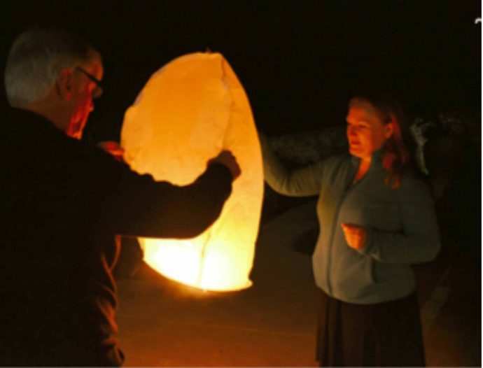 New Year's guests letting a balloon fly in Tuscany