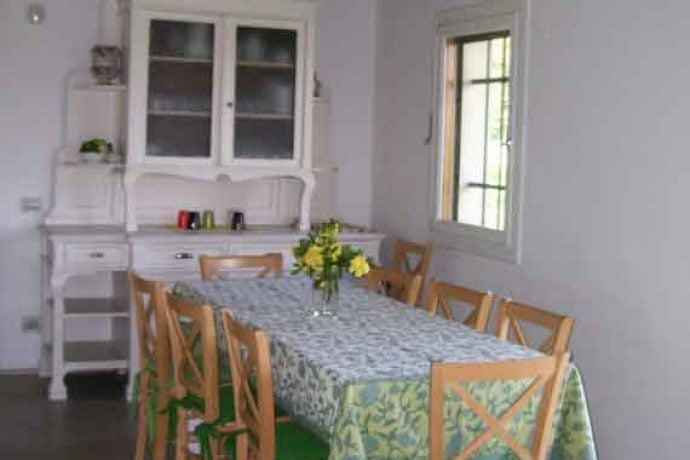 Nicely decorated table with chairs in our Venice dining area.