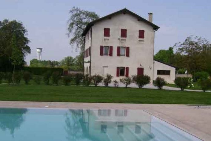 Large holiday villa in Veneto's rural area with outside pool.