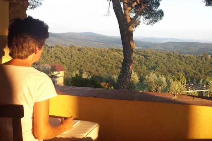 Guest starting a painting of a Tuscan hill.
