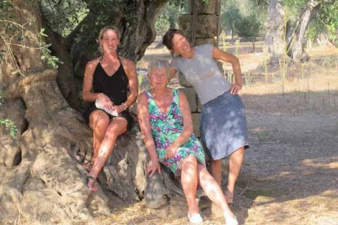 3 women taking a break from their painting lesson in Sicilian sunshine