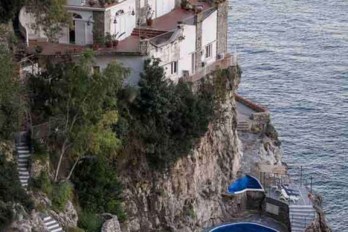 Outdoor pool, view of cliffs and our holiday villa in Amalfi.