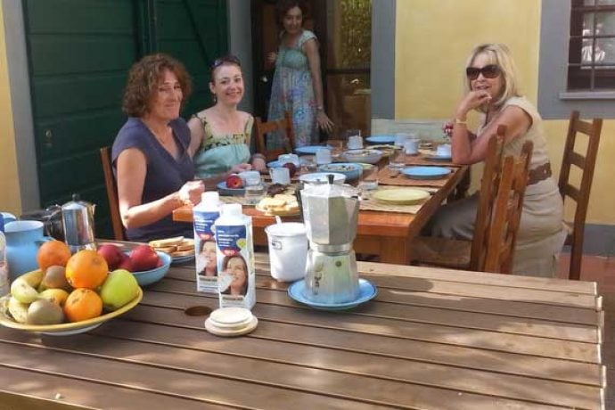 Women eating breakfast outside after Pilates lessons
