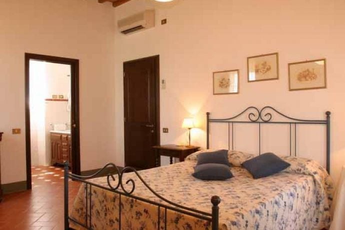 Luxurious bedroom and comfortable bed at villa la Frasca.