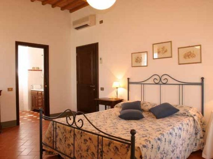 Luxurious bedroom and comfortable bed at villa la Frasca.