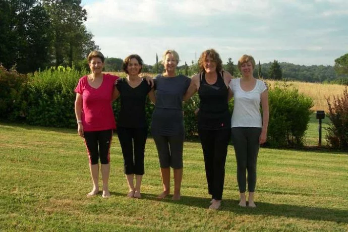 5 Pilates guests outside in Tuscany