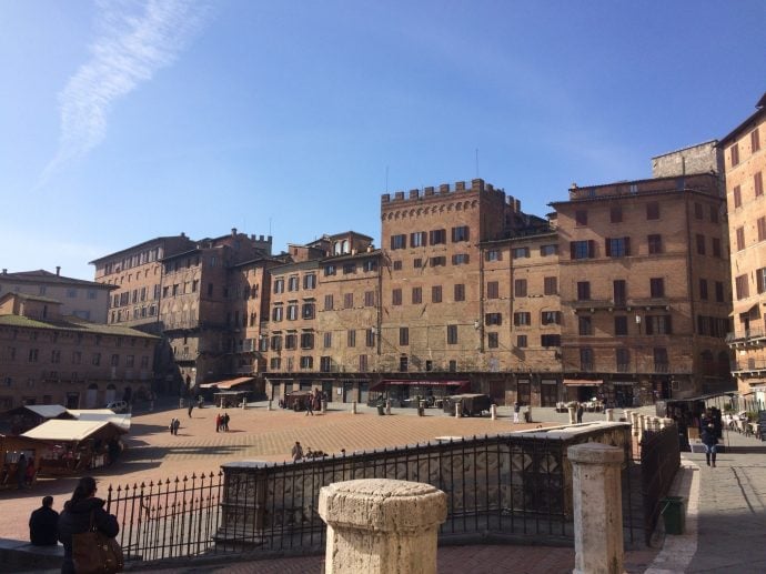 shows piazzo del campo in siena italy