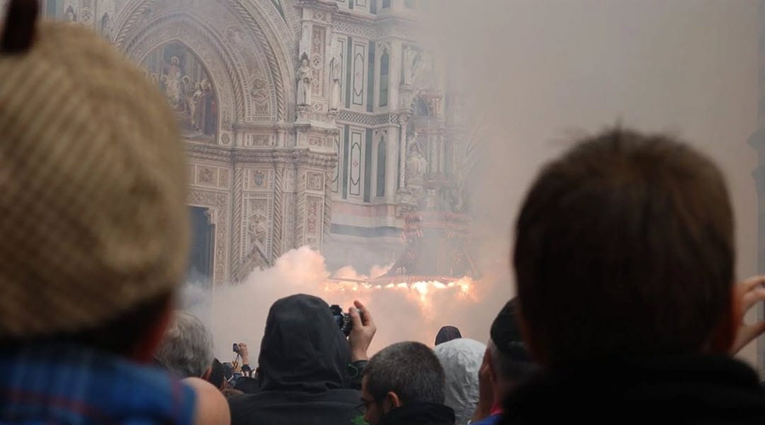 The cart arriving during the Scoppio del Carro in Florence.