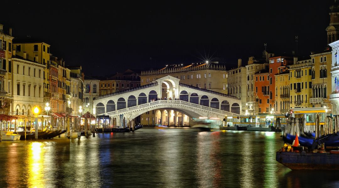The Rialto bridge in Venice
