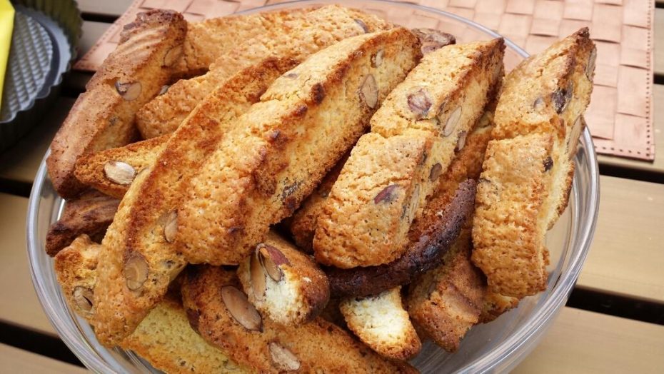 Plate of cantuccini biscuits