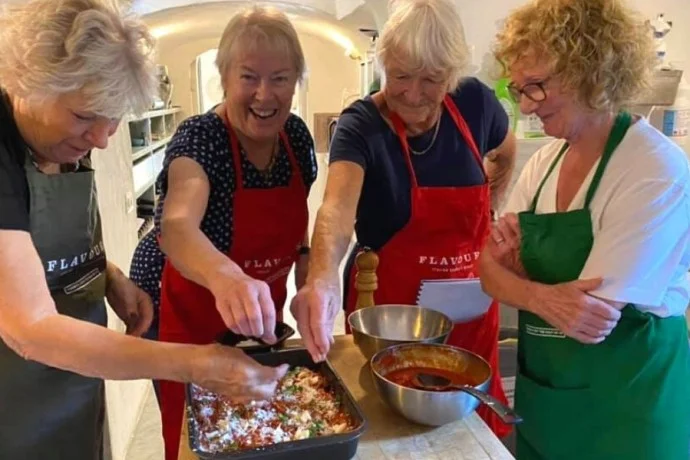 Solo traveller cooking in Amalfi with friends