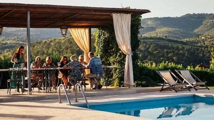 Our solo travel guests having dinner outside in Tuscany