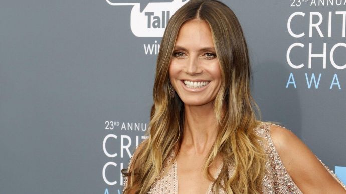 Heidi Klum smiling for the paparazzi at an awards event