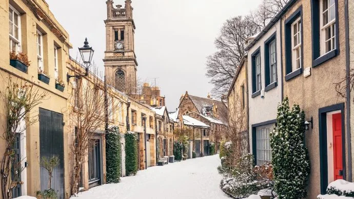 Edinburgh street during the winter