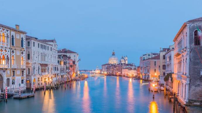 A picture of the famous Venetian canal from the Rialto bridge