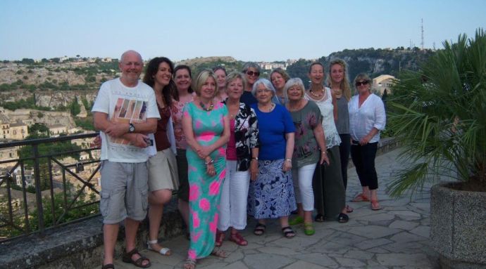 A group of solo travellers that have become close on their holidays