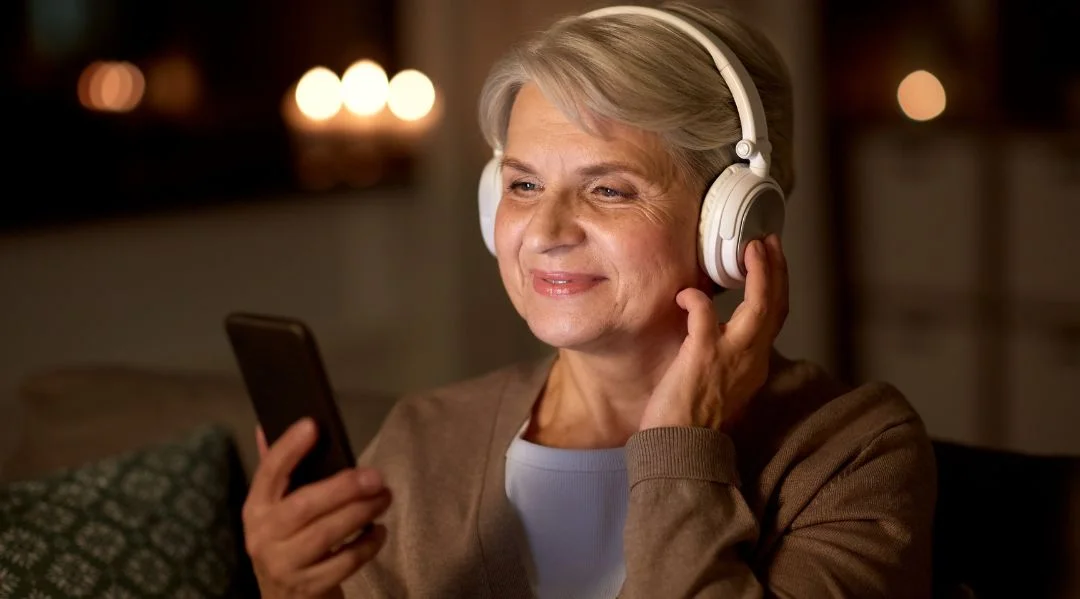 A woman listening to Italian podcasts to enhance her skills