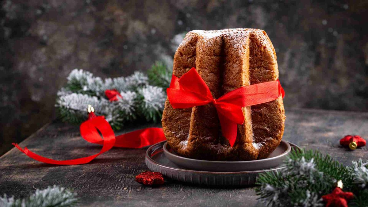 7 of our favourite Italian Christmas foods - pandoro with bow