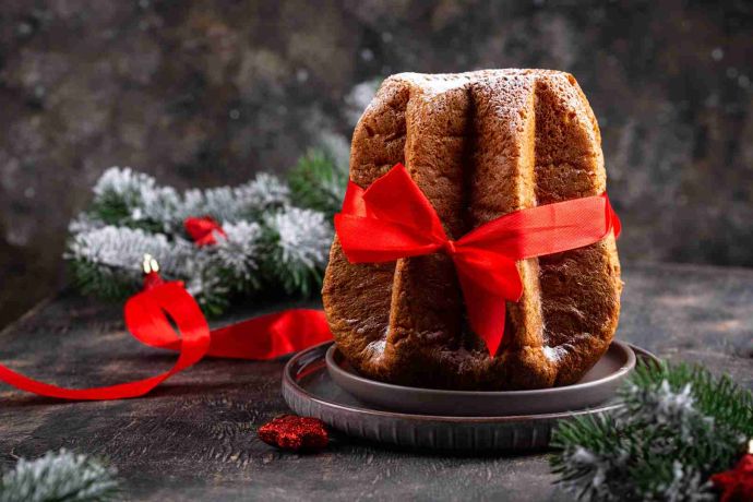 7 of our favourite Italian Christmas foods - pandoro with bow