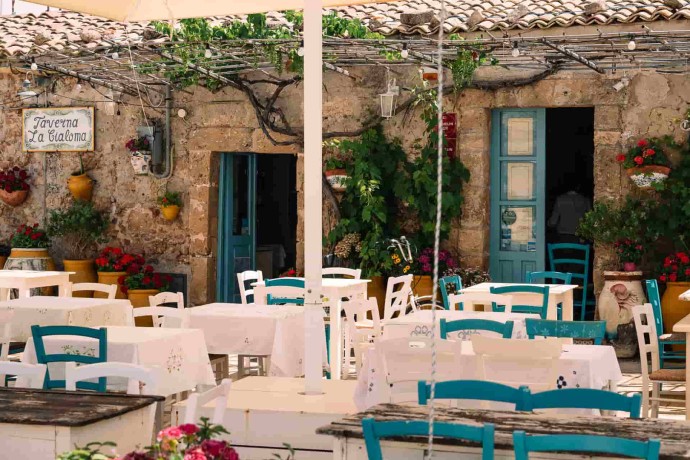 Charming Courtyard Dining