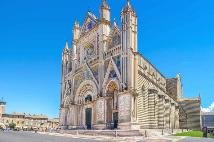 Let's go on a cooking holiday in Umbria - with excursions to historic towns.
