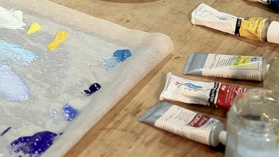 Choosing paints, brushes and materials to use as a beginner in acrylic painting.